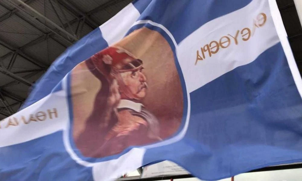 Θεσσαλονίκη: Ανέμισε σημαία του Κολοκοτρώνη σε συγκέντρωση κατά του νομοσχεδίου για τα ομόφυλα ζευγάρια στο Βελλίδειο (Εικόνες)
